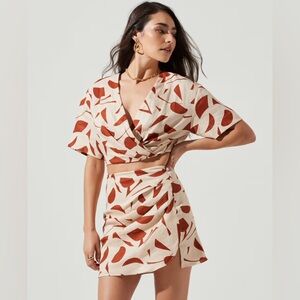 Astr Nirina Abstract Print Wrapped Front Crop Top XS